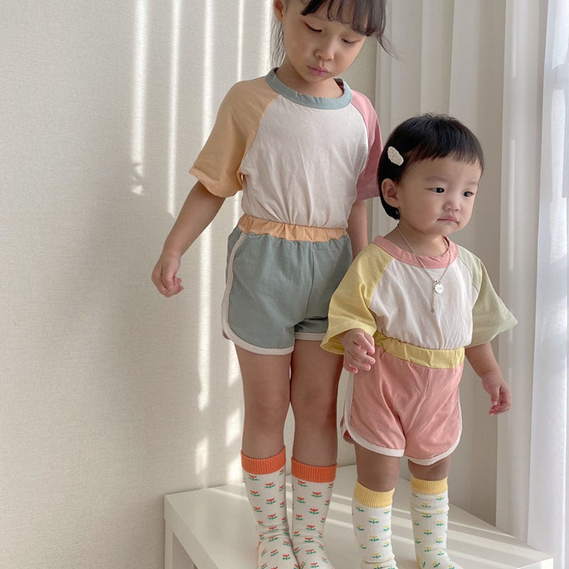 
            
                Load image into Gallery viewer, Infant and young children&amp;#39;s Korean version of summer suits simple and casual color-blocking shoulder short-sleeved t-shirt + shorts cotton baby two-piece suit
            
        